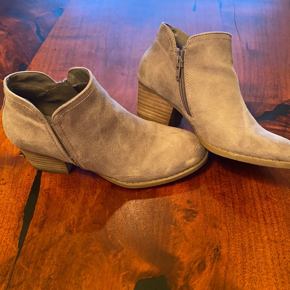 Fergie booties light brown